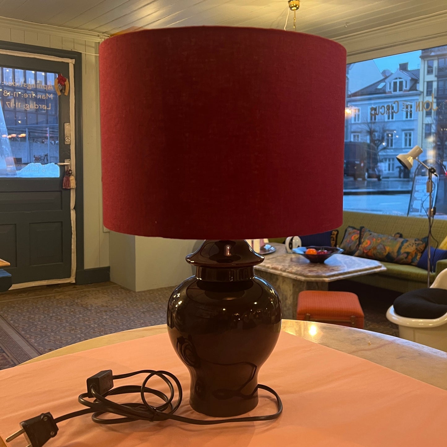 Burgunder lampe med skjerm