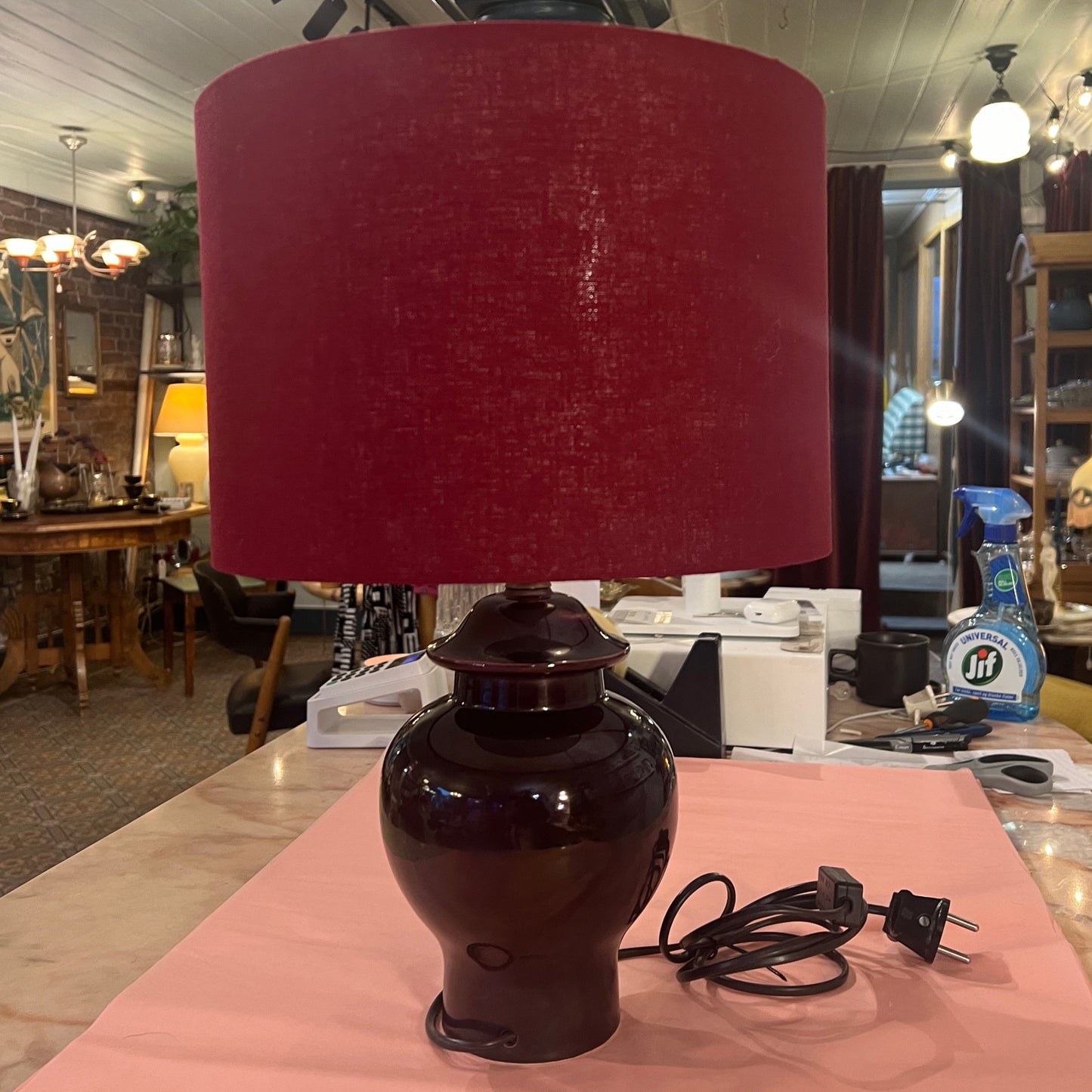 Burgunder lampe med skjerm