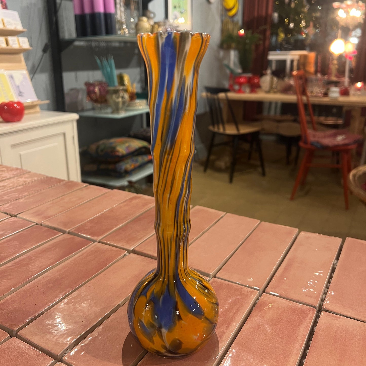 Orange og blå vase i munnblåst glass